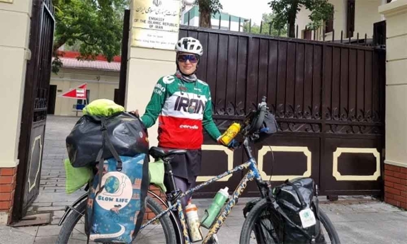 Cô gái Iran tới Việt Nam trong hành trình đạp xe xuyên Á